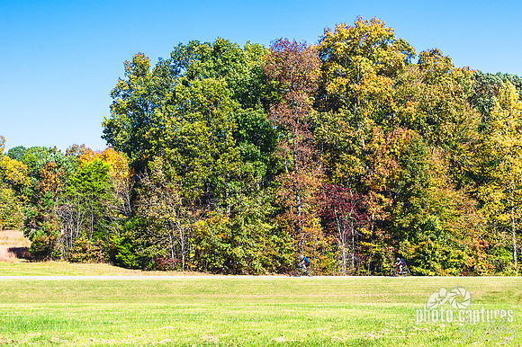 Two bikers on the trace